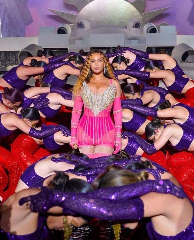 Ukrajinský návrhář Frolov tvoří navzdory válce. Ušil šaty i Beyoncé