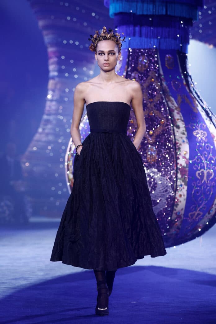 Na runway Dior přinesla Maria Grazia Chiuri eleganci 50. let i underground let 90.
