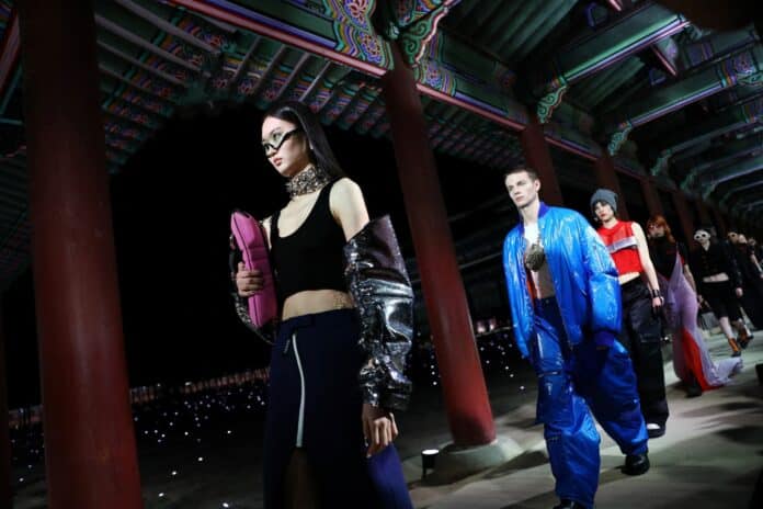 Značka Gucci představila svou cruise kolekci v historickém paláci v srdci Soulu. Značka Gucci představila svou cruise kolekci v historickém paláci v srdci Soulu.