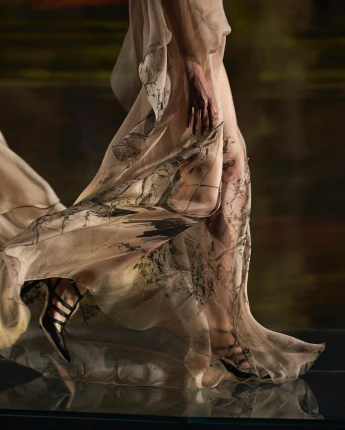 Módní přehlídky už nyní zaplavily barvy pro jaro a léto 2025. Módní přehlídky už nyní zaplavily barvy pro jaro a léto 2025.