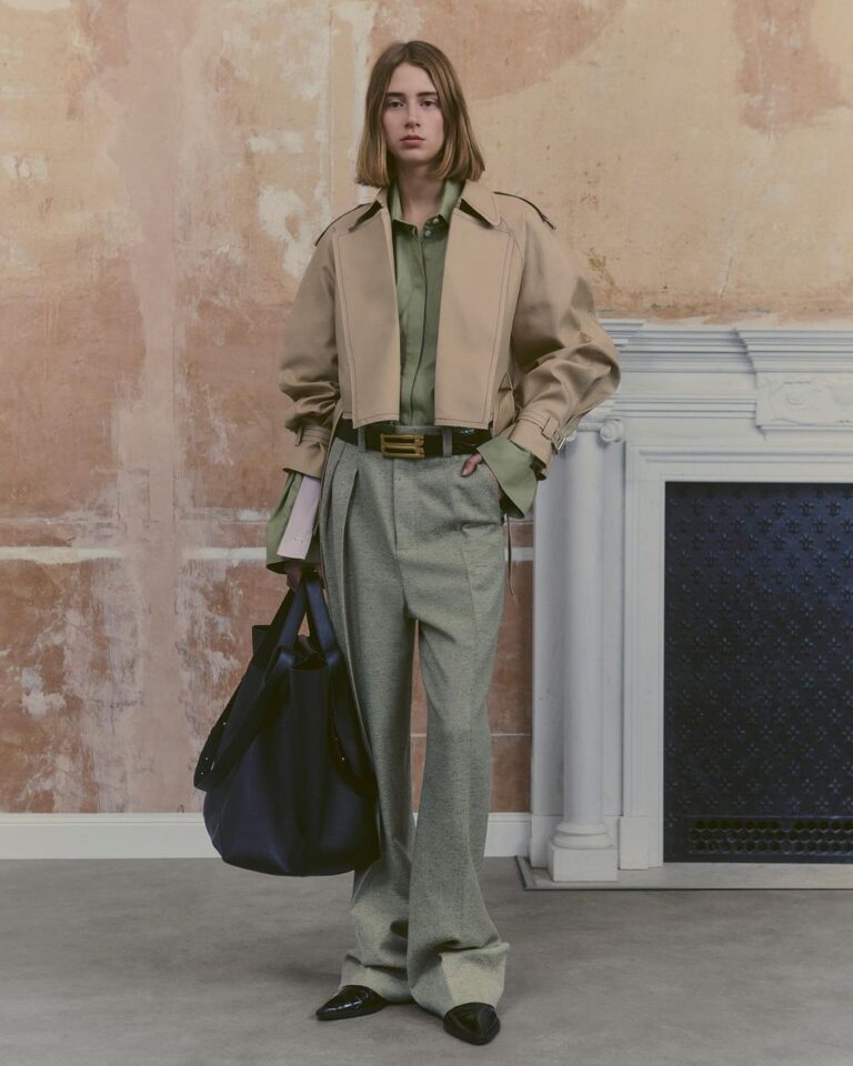 Victoria Beckham vložila do kolekce resort 2024 vzpomínky na dětství i hrdinky z 90. let