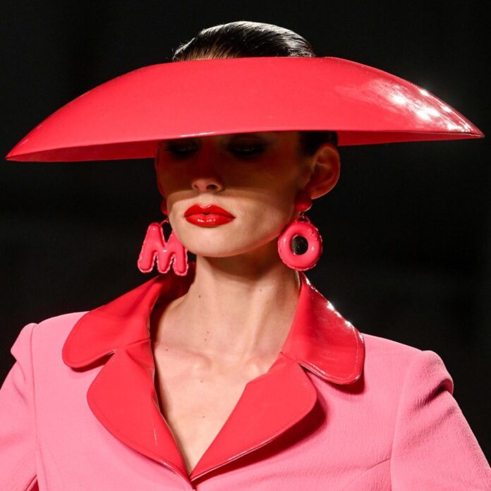 Moschino oslaví své 40. výročí speciální módní přehlídkou. Moschino oslaví své 40. výročí speciální módní přehlídkou.