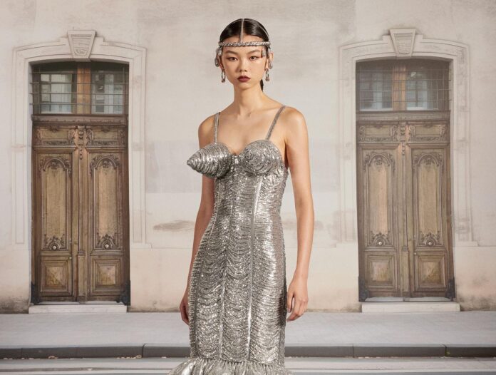 Mola haute couture přehlídek tentokrát ovládly oslňující metalické prvky. Mola haute couture přehlídek tentokrát ovládly oslňující metalické prvky.