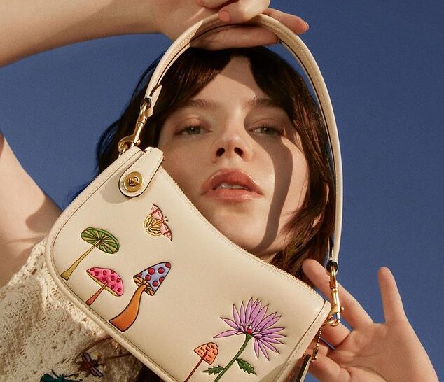 Svět módy přivítal kolaboraci mezi Coach a Kirsten Dunst, novou kolekci šperků značky Fendi nebo speciální kousky H&M oslavující 100. výročí Disney. Svět módy přivítal kolaboraci mezi Coach a Kirsten Dunst, novou kolekci šperků značky Fendi nebo speciální kousky H&M oslavující 100. výročí Disney.