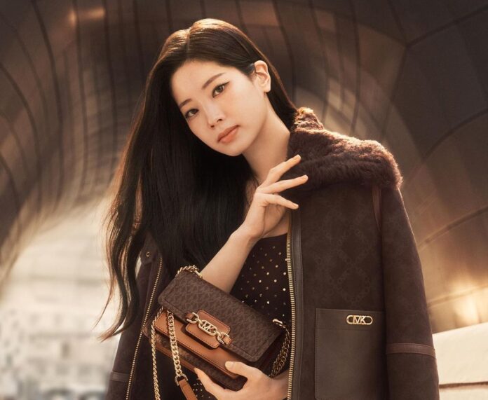 Zpěvačka Dahyun z korejské popové skupiny Twice se stala novou ambasadorkou značky Michael Kors.