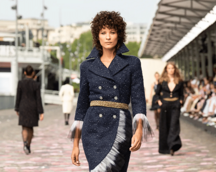 V nejnovější kolekci haute couture se značka držela klasické pařížské nenucené elegance.