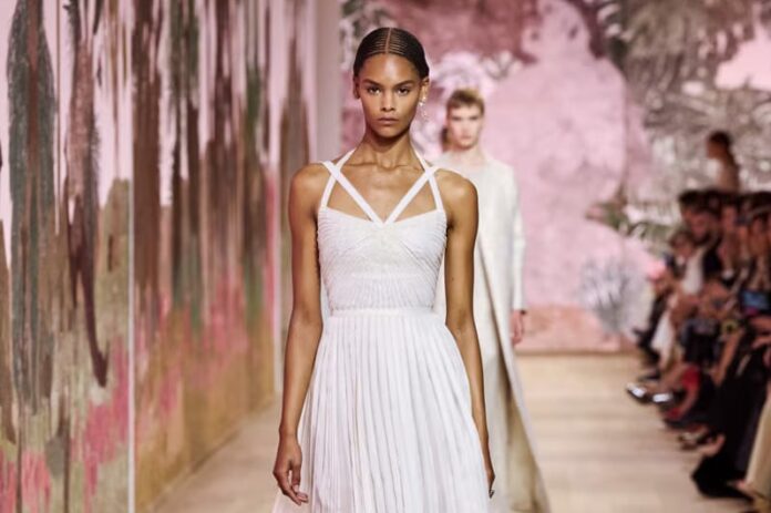 Dior přehlídka haute couture vzdala hold starověkému půvabu i emancipaci žen.