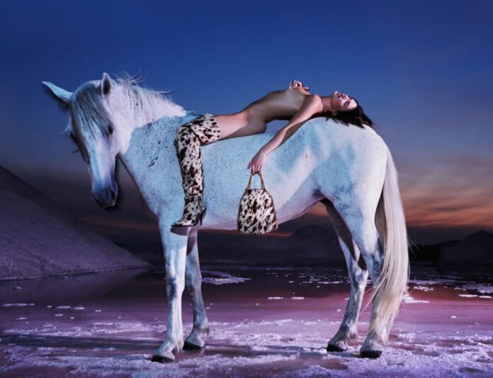 Modelka Kendall Jenner zazářila ve své první spolupráci s návrhářkou Stellou McCartney.