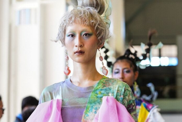 Podzimní sezónu týdnů módy zahájilo Tokio svou vizí o otevřené módě. Podzimní sezónu týdnů módy zahájilo Tokio svou vizí o otevřené módě.