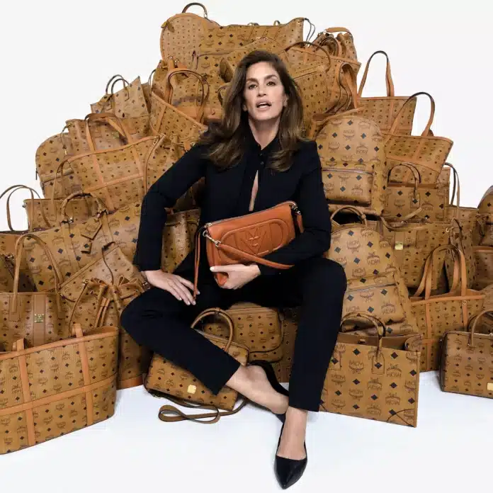 Modelka Cindy Crawford se vrátila v čase se značkou MCM a opět pro ni zapózovala. Modelka Cindy Crawford se vrátila v čase se značkou MCM a opět pro ni zapózovala.