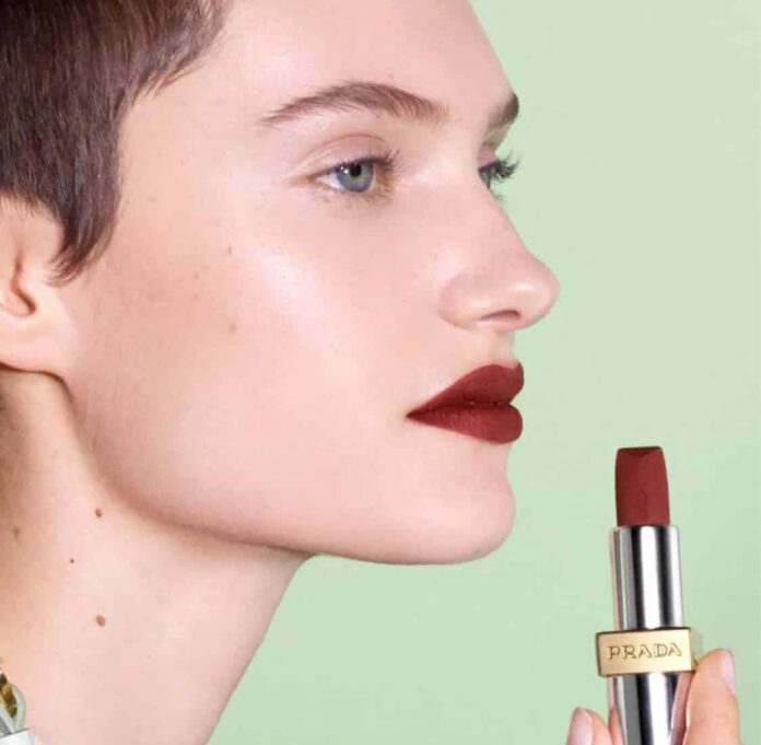 Luxusní značka Prada zveřejnila svou první řadu skin care a makeupu. Luxusní značka Prada zveřejnila svou první řadu skin care a makeupu.