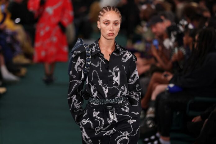 Burberry odhalil nejnovější kolekci inspirovanou Británií i světem motorek.