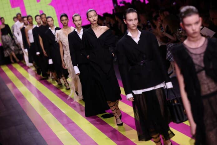 Maria Grazia Chiuri opět vytvořila dech beroucí přehlídku komentující postavení ženy ve společnosti. Maria Grazia Chiuri opět vytvořila dech beroucí přehlídku komentující postavení ženy ve společnosti.