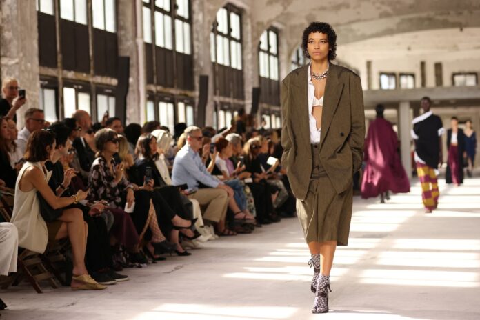 Show Dries Van Noten v Paříži překvapila, umně kombinovala klasické kousky s eklektickým stylem. Show Dries Van Noten v Paříži překvapila, umně kombinovala klasické kousky s eklektickým stylem.