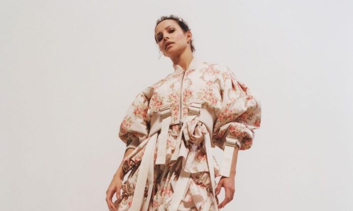 Simone Rocha se stala jednou z návrhářek nominovaných na Fashion Awards za nejlepší návrhy dámské módy. Simone Rocha se stala jednou z návrhářek nominovaných na Fashion Awards za nejlepší návrhy dámské módy.