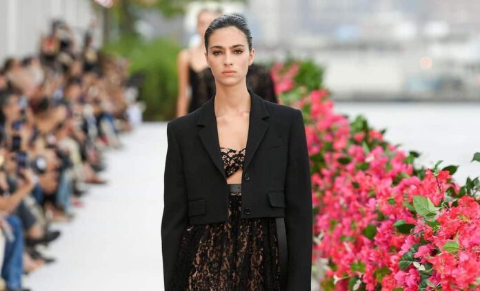 Michael Kors představil v New Yorku vodou inspirovanou přehlídku, L'Occitane má novou ambasadorku a Sarah Burton opouští vedení Alexander McQueen.