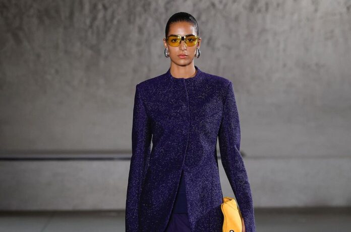 Tory Burch nabídla ve své show klid a vyrovnanost, Brandon Maxwell zakázal telefony a Paul Andrew uchránil své boty před deštěm.