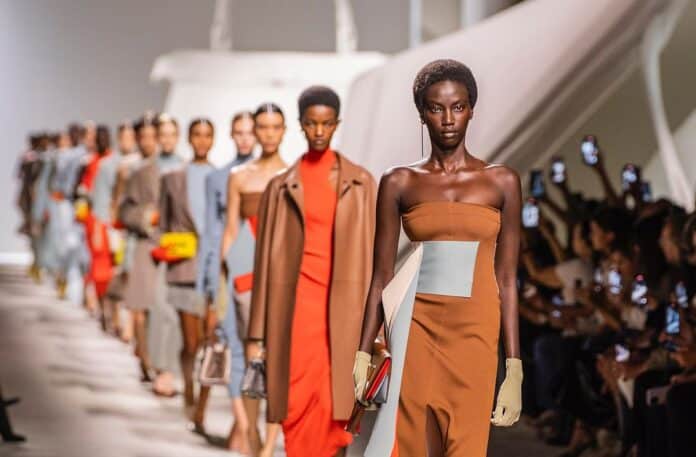 Milánský týden módy odstartovaly show od Fendi, Roberto Cavalli nebo Antonio Marras.