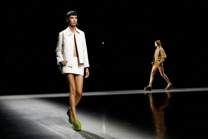 Společnost Kering Group odhalila, že její příjmy klesly ve třetím čtvrtletí o 13 procent. Společnost Kering Group odhalila, že její příjmy klesly ve třetím čtvrtletí o 13 procent.