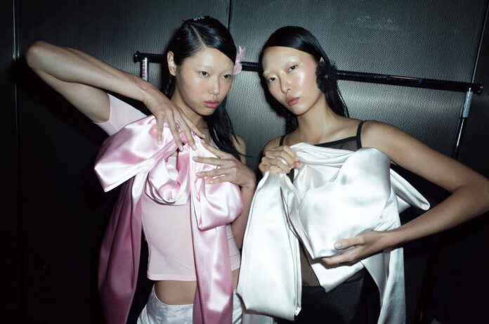 Poslední přehlídky odhalily, že trend coquette zůstává i nadále v módě.