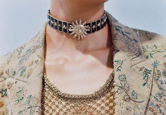 Příští sezóně budou vévodit maxi perly, asymetrické náušnice, výrazné prsteny i tlusté náramky. Příští sezóně budou vévodit maxi perly, asymetrické náušnice, výrazné prsteny i tlusté náramky.