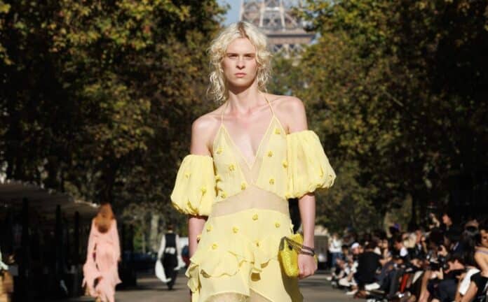 Módní svět čeká velké dohánění, je pozadu v zásobách udržitelných materiálů. Módní svět čeká velké dohánění, je pozadu v zásobách udržitelných materiálů.