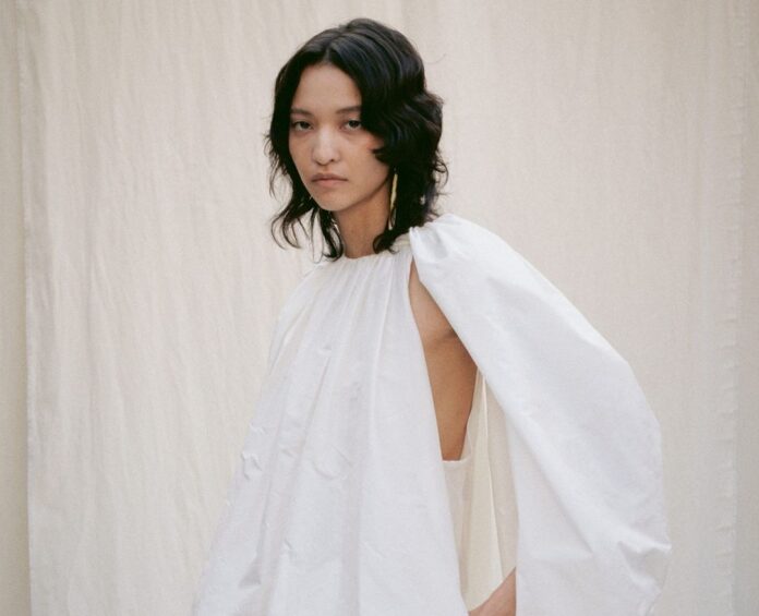 Snad nejoblíbenější barevnou kombinací uplynulých přehlídek byl bílý monochromatický look. Snad nejoblíbenější barevnou kombinací uplynulých přehlídek byl bílý monochromatický look.