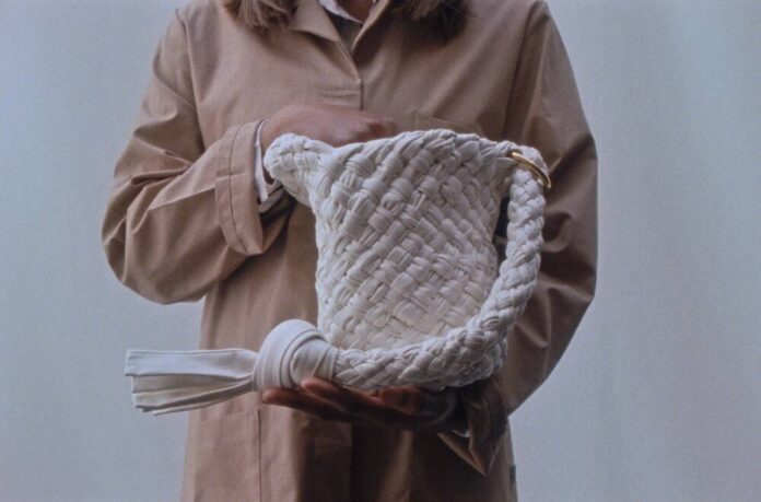 Bottega Veneta zahájila novou akademii věnovanou řemeslné tradici. Bottega Veneta zahájila novou akademii věnovanou řemeslné tradici.