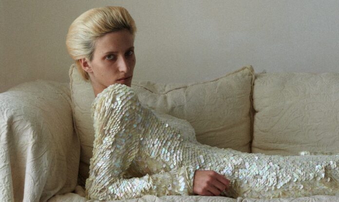 Návrhářka Phoebe Philo konečně odhalila první kolekci své vlastní značky. Návrhářka Phoebe Philo konečně odhalila první kolekci své vlastní značky.