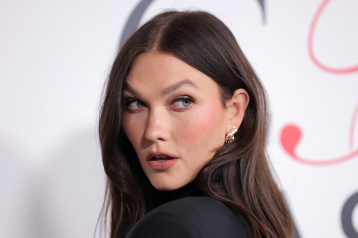 Modelka Karlie Kloss odkoupila se svou společností magazín i-D, Balmain nabízí novou virtuální funkci a v Paříži se chystá nová módní výstava. Modelka Karlie Kloss odkoupila se svou společností magazín i-D, Balmain nabízí novou virtuální funkci a v Paříži se chystá nová módní výstava.