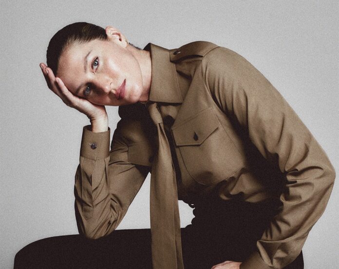 Herečka Anne Hathaway bude moderovat letošní předávání cen CFDA, Balenciaga otevírá první obchod v Indii a společnosti Prada rostou prodeje. Herečka Anne Hathaway bude moderovat letošní předávání cen CFDA, Balenciaga otevírá první obchod v Indii a společnosti Prada rostou prodeje.