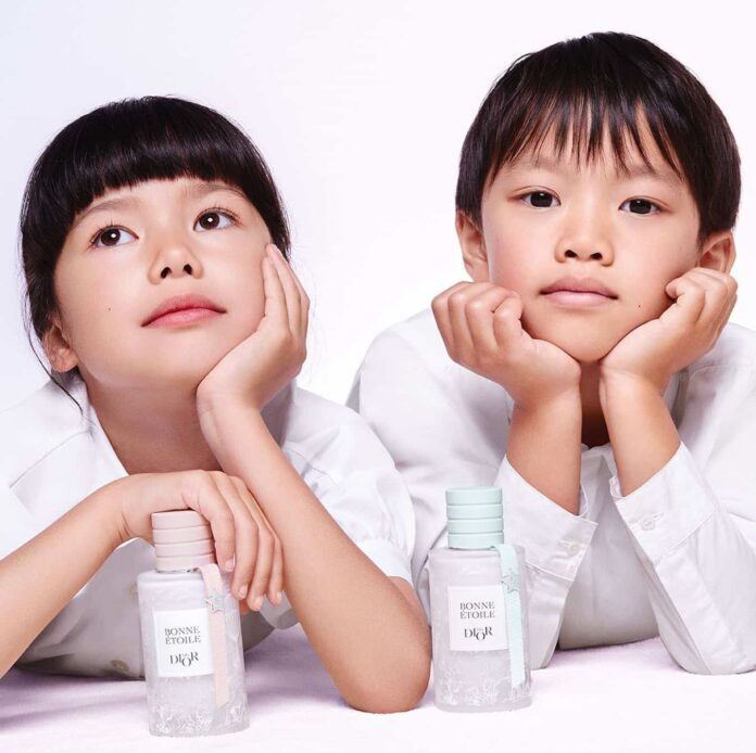 Dior zveřejnil parfém pro miminka, Tiffany and Co. odhalilo řetízek s Pokémonem a Valentino postavilo stromeček pro Harrods. Dior zveřejnil parfém pro miminka, Tiffany and Co. odhalilo řetízek s Pokémonem a Valentino postavilo stromeček pro Harrods.