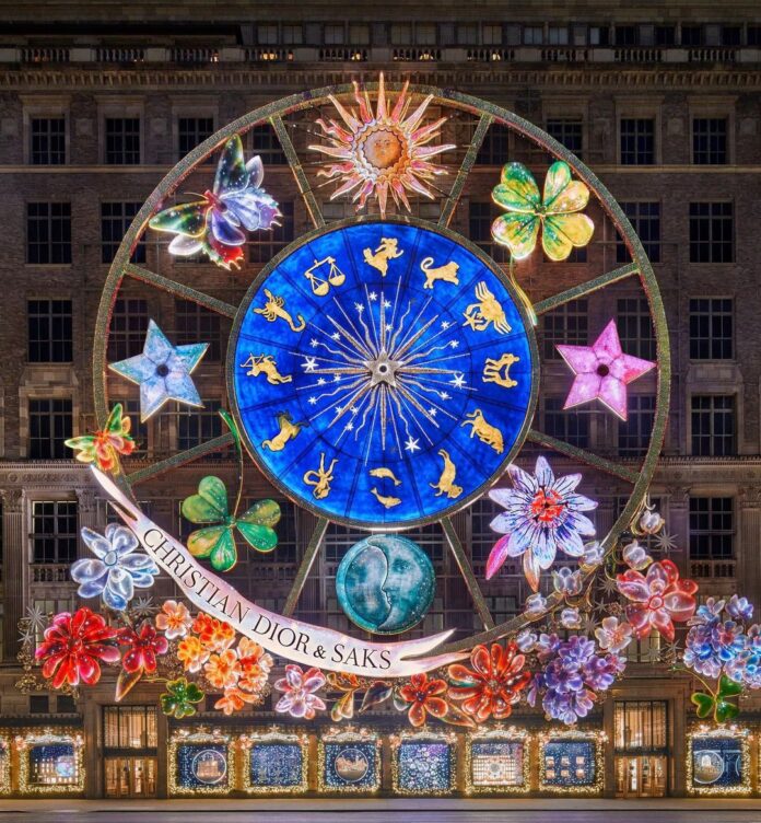Módní dům Dior převzal vánoční výzdobu obchodního domu Saks. Módní dům Dior převzal vánoční výzdobu obchodního domu Saks.