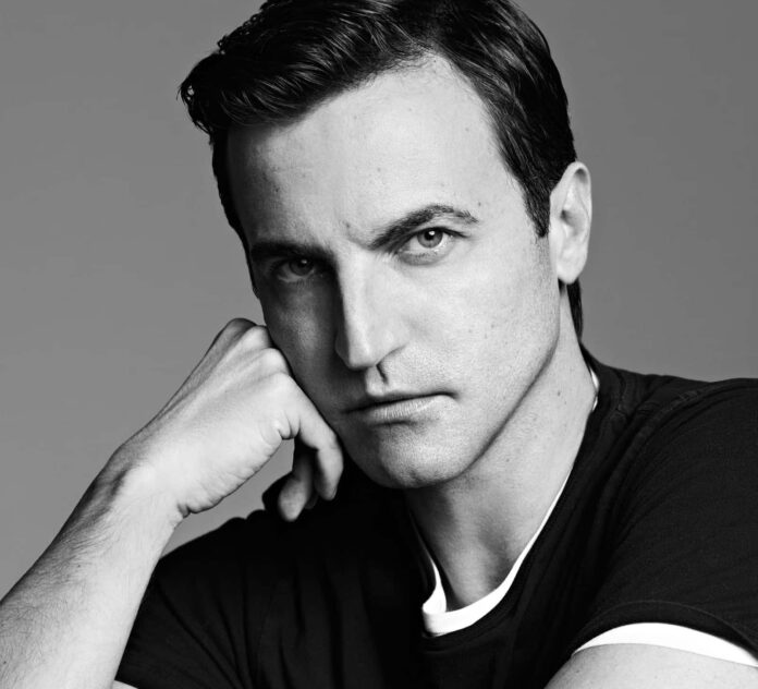 Louis Vuitton oznámil, že návrhář Nicholas Ghequière zůstane nadále ve své pozici kreativního ředitele dámské módy. Louis Vuitton oznámil, že návrhář Nicholas Ghequière zůstane nadále ve své pozici kreativního ředitele dámské módy.