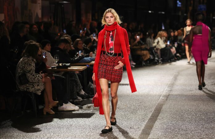 Společnost Chanel odhalila svou přehlídku Métiers d'art v Manchesteru.