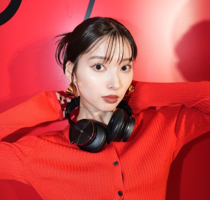 Doplňte svůj outfit o trendy a luxusní doplněk - sluchátka přes hlavu, například od Bang and Olufsen.