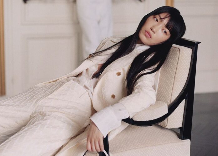 Například Valentino nabízí monochromatické looky v bílé.