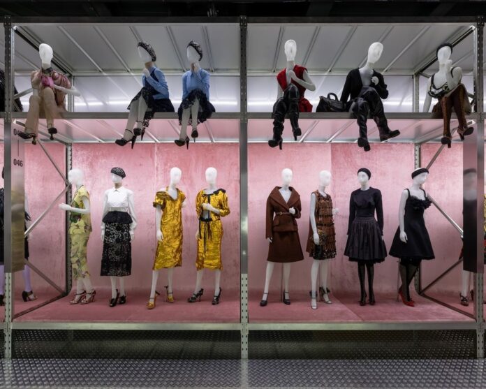 Společnost Prada zahájila svou výstavu Pradasphere II v Šanghaji.