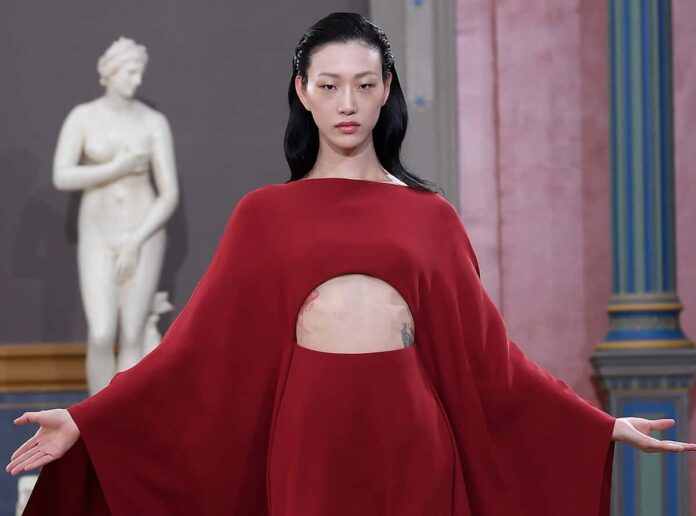 V letošním roce přebila tmavě červená barva oblíbenou Barbie růžovou.