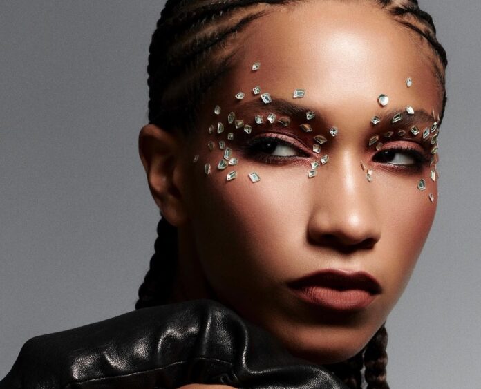 Nebojte se na Nový rok zazářit s odvážnými třpytkami.