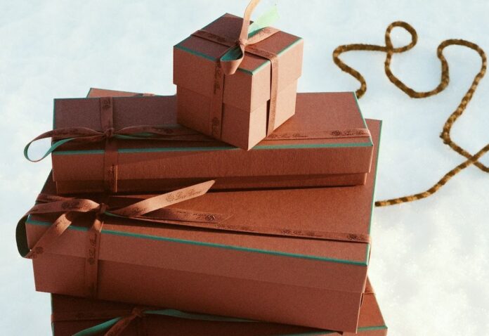 Inspirujte se módními luxusními značkami při letošním balení vánočních dárků.