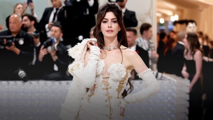 Anne Hathaway na Met Gala 2023.