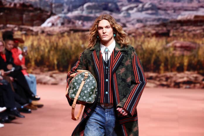 Přehlídka pro podzim 2024 od Louis Vuitton se nesla v tématu divokého západu.
