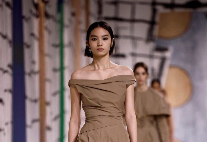 Značka Dior se tentokrát se svou haute couture kolekcí vrátila do 50. let 20. století.