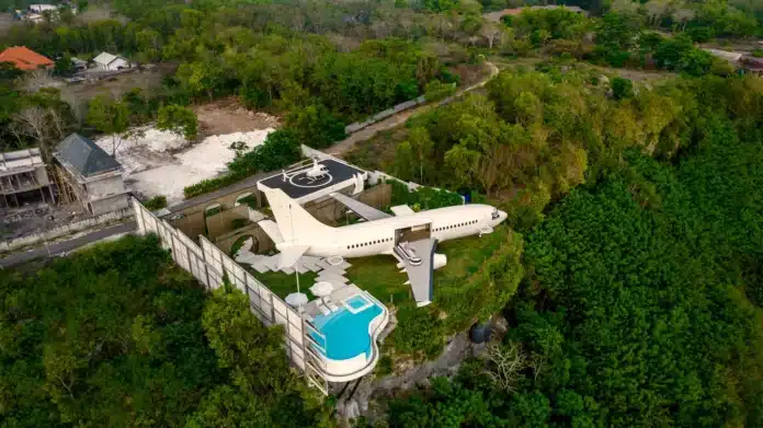 Vrak letadla se na Bali proměnil v luxusní hotel s názvem Private Jet Villa.