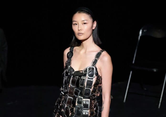 Hodakova často přetváří i vintage designérské kousky a kabelky.