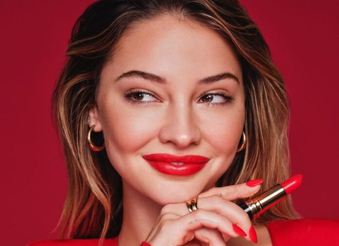 Herečka Madelyn Cline se stala novou ambasadorkou značky Revlon.