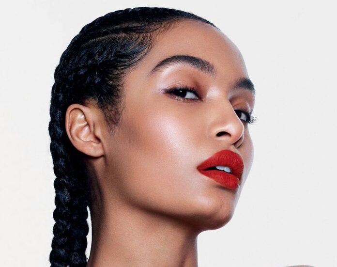 Trendem roku 2024 se stanou rudé rty, které v současnosti propaguje také značka Dior.