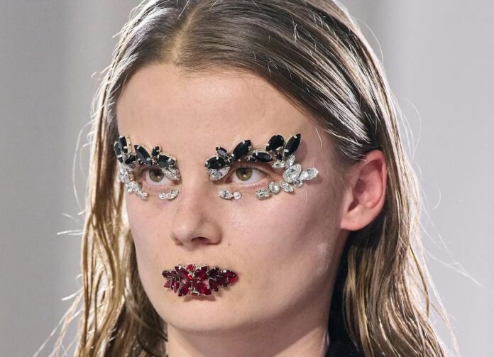 SImone Rocha na show Jean Paul Gaultier opět využila oblíbené kamínky.