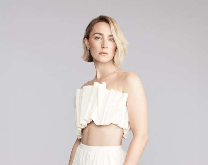 Novou ambasadorkou módního domu Louis Vuitton se stala herečka Saoirse Ronan.